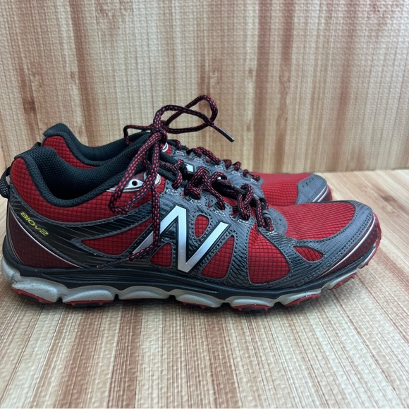 New Balance Other - New Balance MT810v2 shoes Mens 8.5 red gray Trail Running sneakers USA MT81RW2